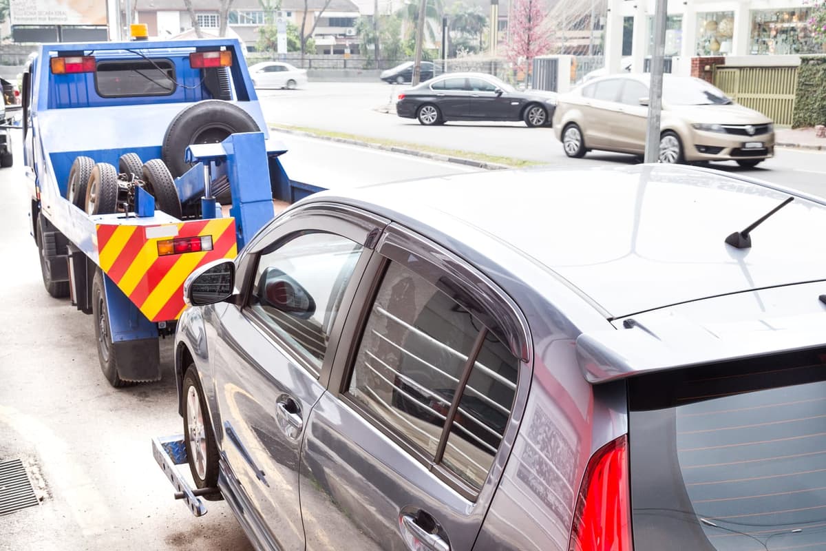 Remorquage de voiture sur plateau